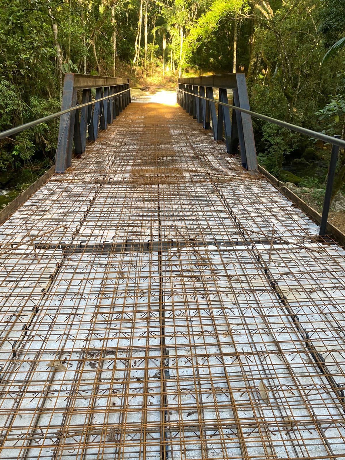 Tabuleiro da ponte com a malha de armação montada, pronto para concretagem